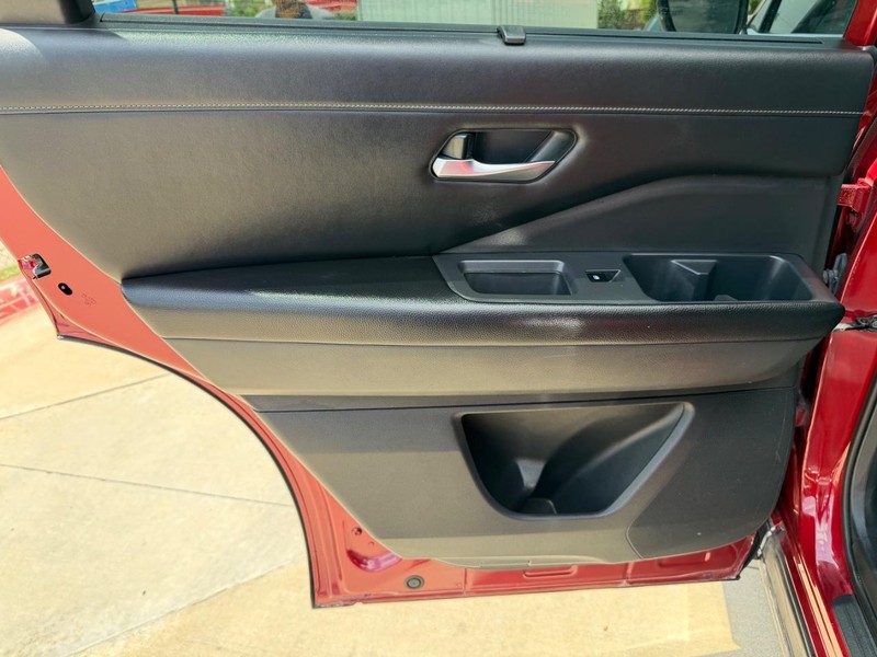 Nissan Pathfinder Vehicle Full-screen Gallery Image 16