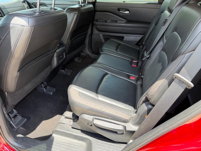 Nissan Pathfinder Vehicle Full-screen Gallery Image 17
