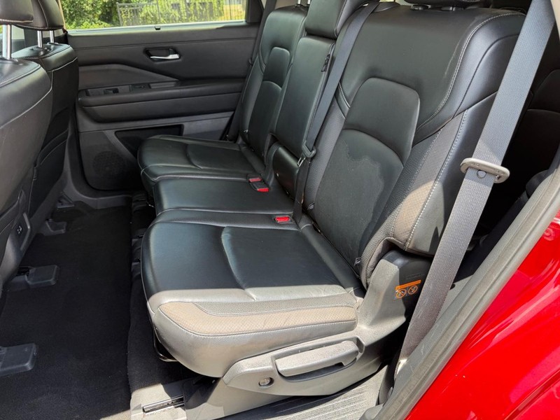Nissan Pathfinder Vehicle Full-screen Gallery Image 18