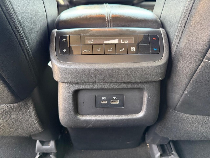 Nissan Pathfinder Vehicle Full-screen Gallery Image 19