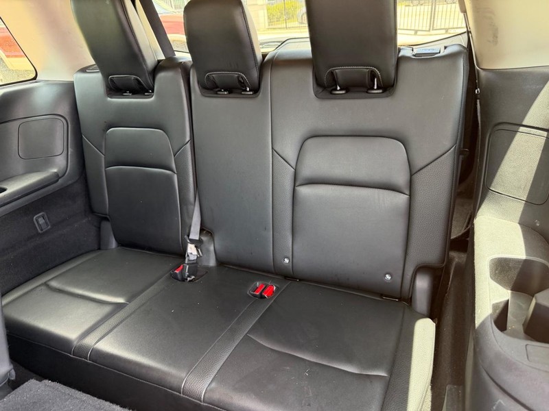 Nissan Pathfinder Vehicle Full-screen Gallery Image 21