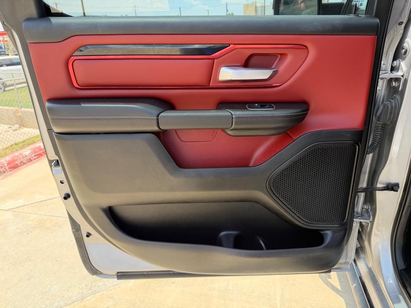 Ram 1500 Vehicle Full-screen Gallery Image 16