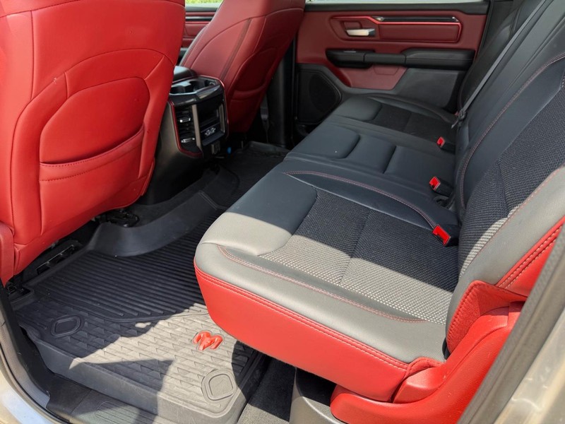 Ram 1500 Vehicle Full-screen Gallery Image 17