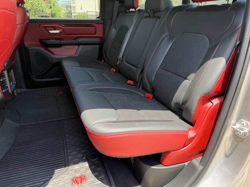 Ram 1500 Vehicle Full-screen Gallery Image 18