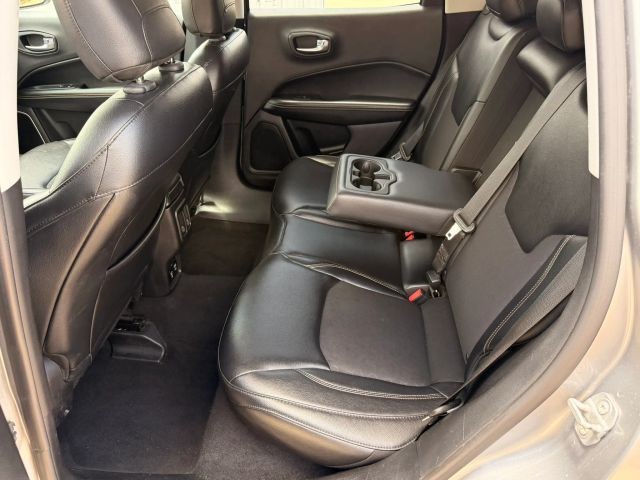 Jeep Compass Vehicle Full-screen Gallery Image 12
