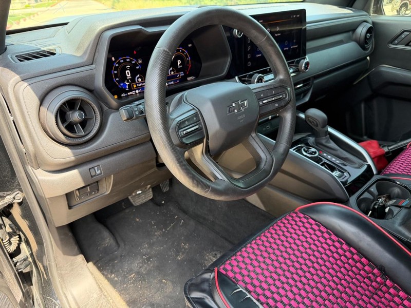 Chevrolet Colorado Vehicle Full-screen Gallery Image 11