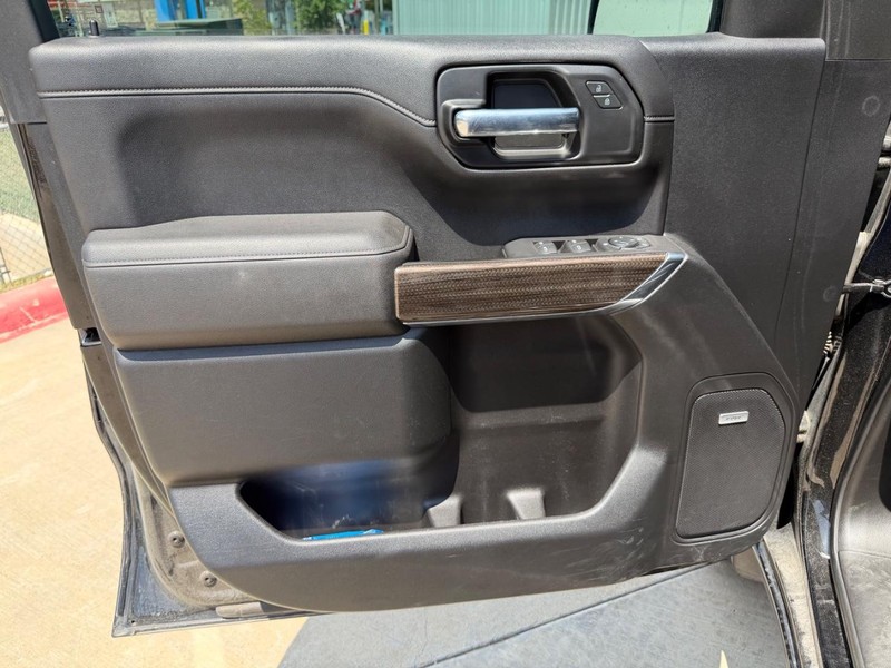 Chevrolet Silverado 1500 Vehicle Full-screen Gallery Image 10