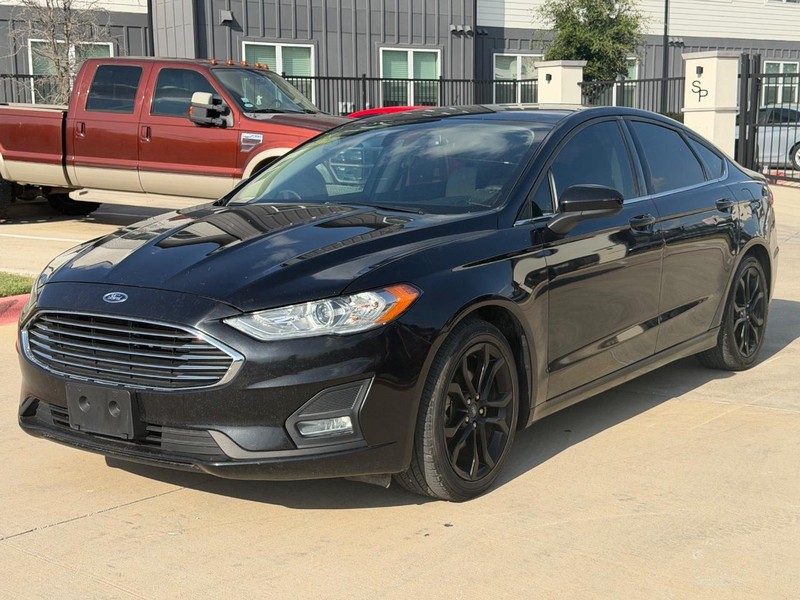 Ford Fusion Vehicle Full-screen Gallery Image 02
