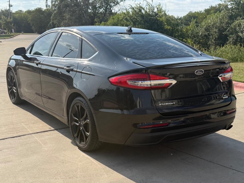Ford Fusion Vehicle Full-screen Gallery Image 04