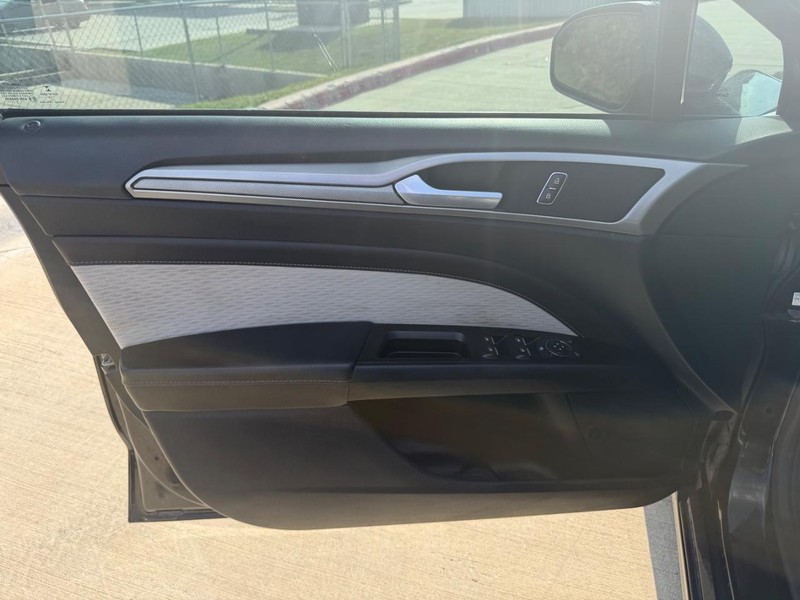 Ford Fusion Vehicle Full-screen Gallery Image 07