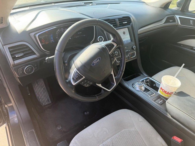 Ford Fusion Vehicle Full-screen Gallery Image 08