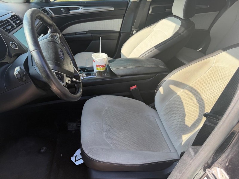 Ford Fusion Vehicle Full-screen Gallery Image 09