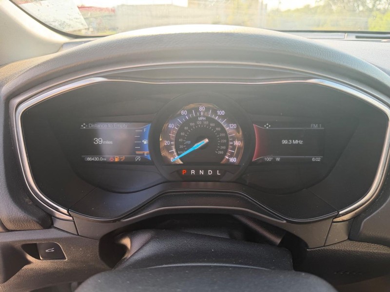 Ford Fusion Vehicle Full-screen Gallery Image 10