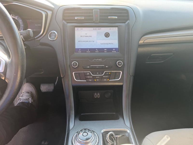 Ford Fusion Vehicle Full-screen Gallery Image 11