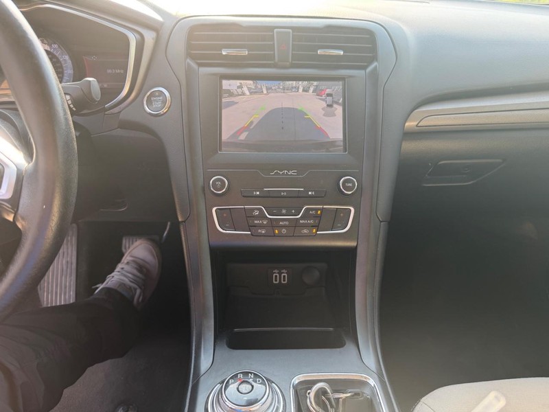 Ford Fusion Vehicle Full-screen Gallery Image 12