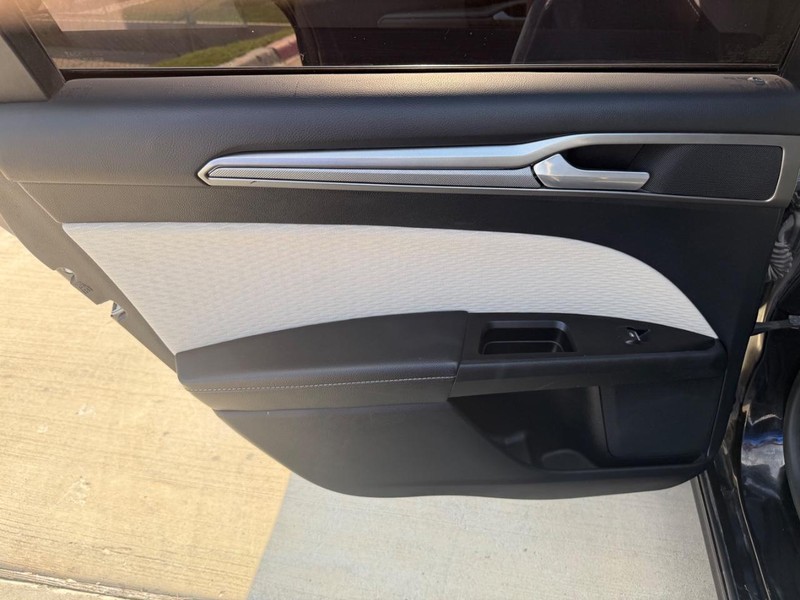 Ford Fusion Vehicle Full-screen Gallery Image 13