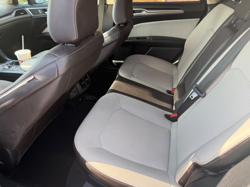Ford Fusion Vehicle Full-screen Gallery Image 14
