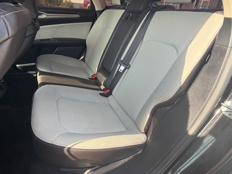 Ford Fusion Vehicle Full-screen Gallery Image 15