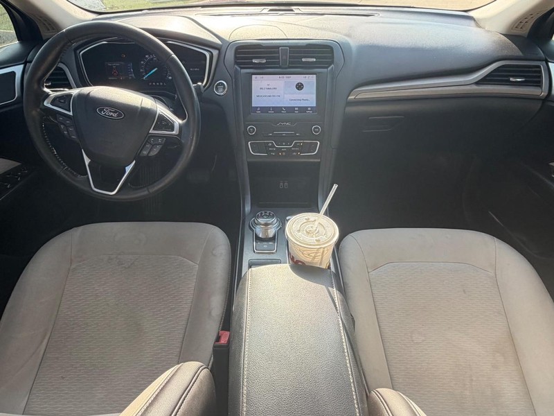 Ford Fusion Vehicle Full-screen Gallery Image 16