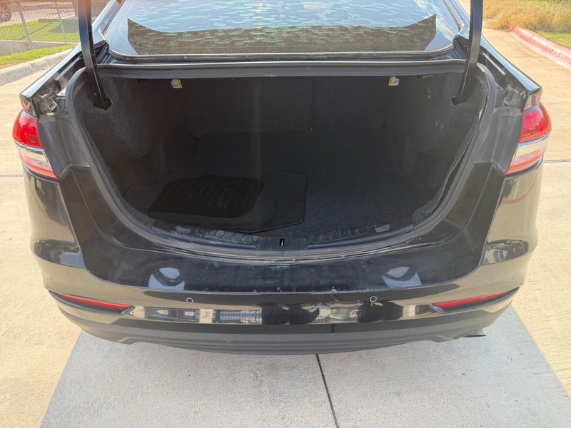 Ford Fusion Vehicle Full-screen Gallery Image 17