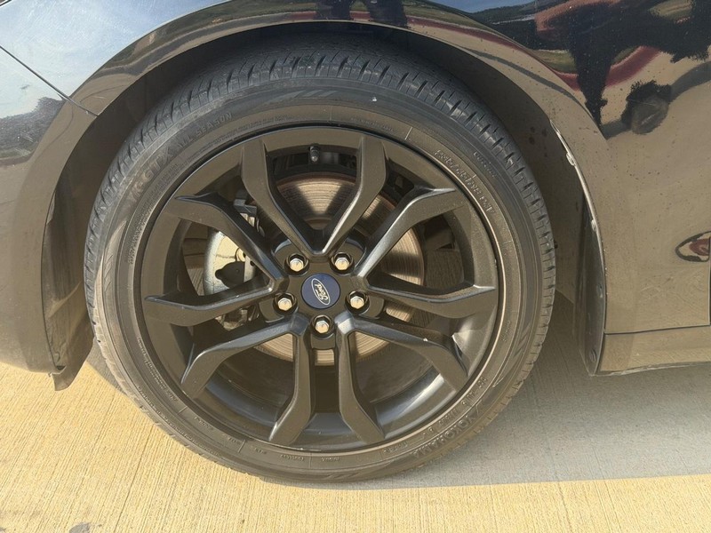 Ford Fusion Vehicle Full-screen Gallery Image 18