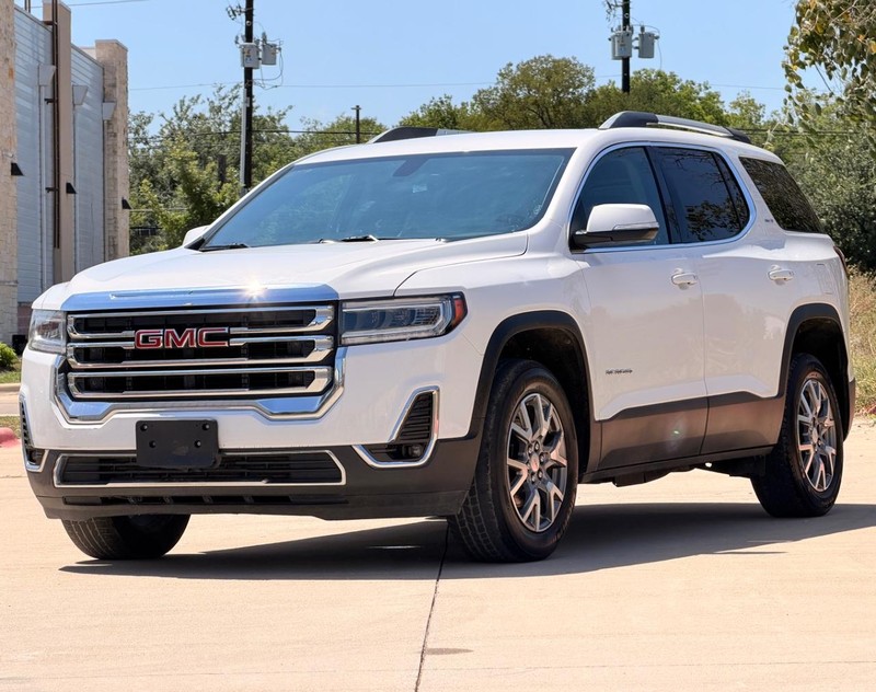 GMC Acadia Vehicle Full-screen Gallery Image 02