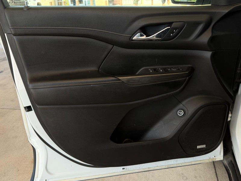 GMC Acadia Vehicle Full-screen Gallery Image 09