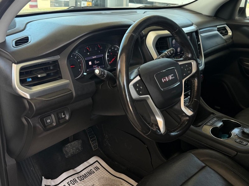 GMC Acadia Vehicle Full-screen Gallery Image 10