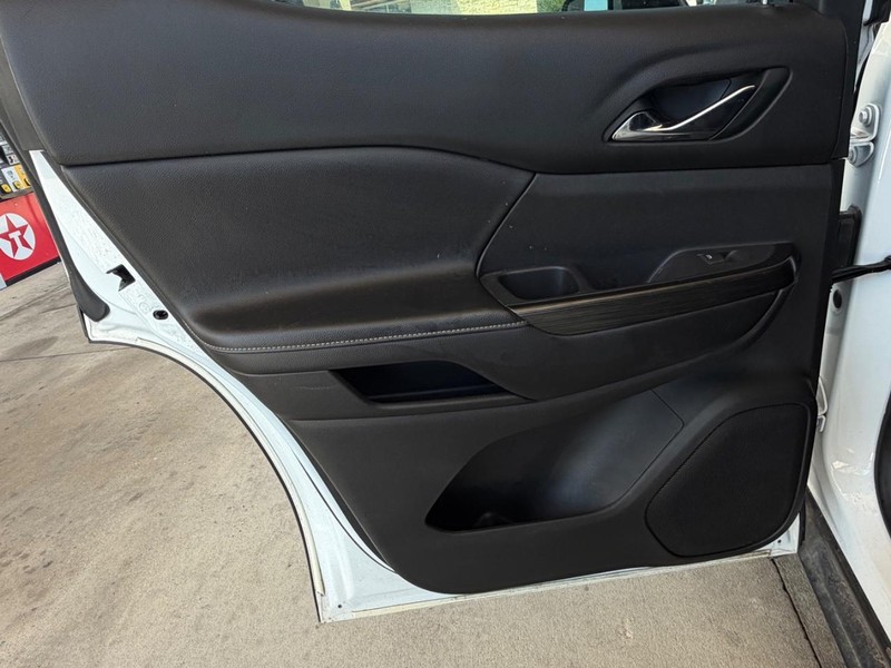 GMC Acadia Vehicle Full-screen Gallery Image 12