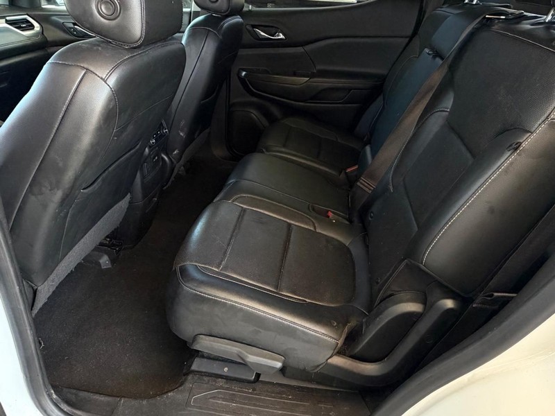 GMC Acadia Vehicle Full-screen Gallery Image 13