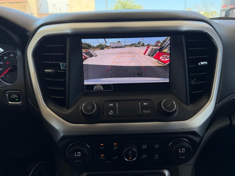 GMC Acadia Vehicle Full-screen Gallery Image 15