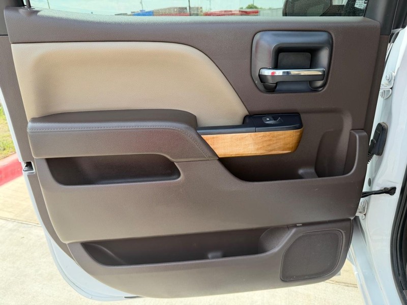 Chevrolet Silverado 1500 Vehicle Full-screen Gallery Image 16