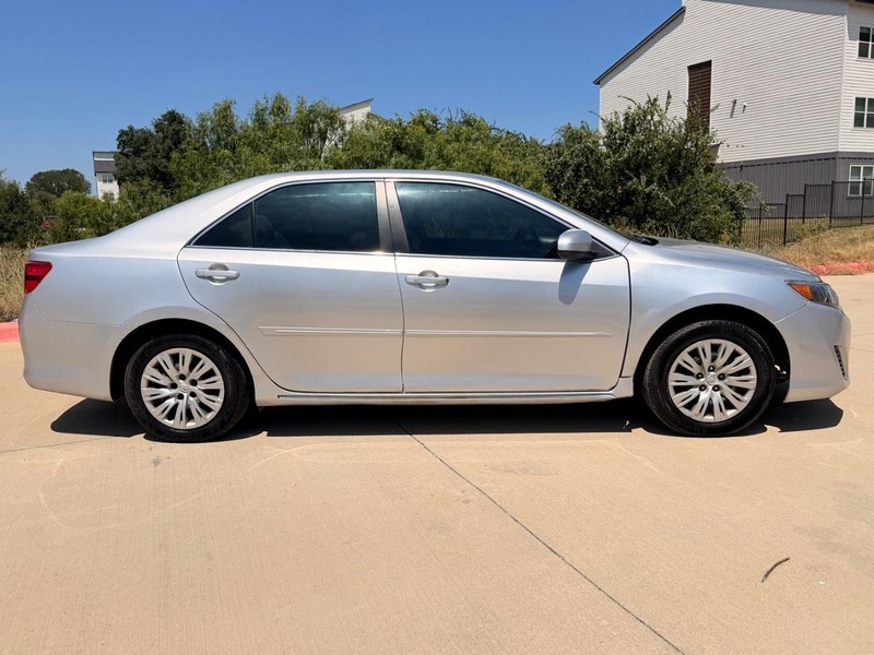 Toyota Camry Vehicle Full-screen Gallery Image 07