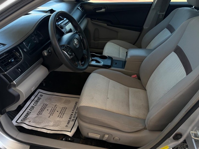 Toyota Camry Vehicle Full-screen Gallery Image 11