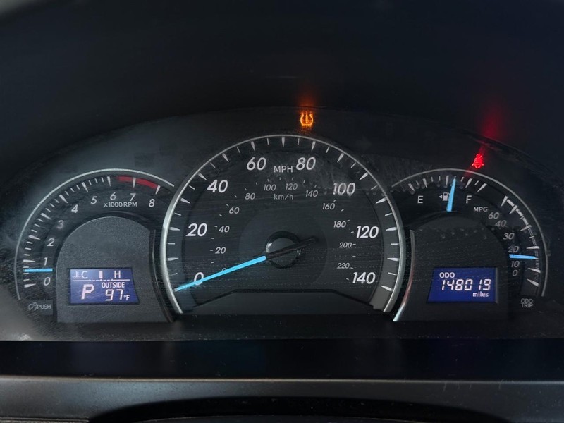 Toyota Camry Vehicle Full-screen Gallery Image 14