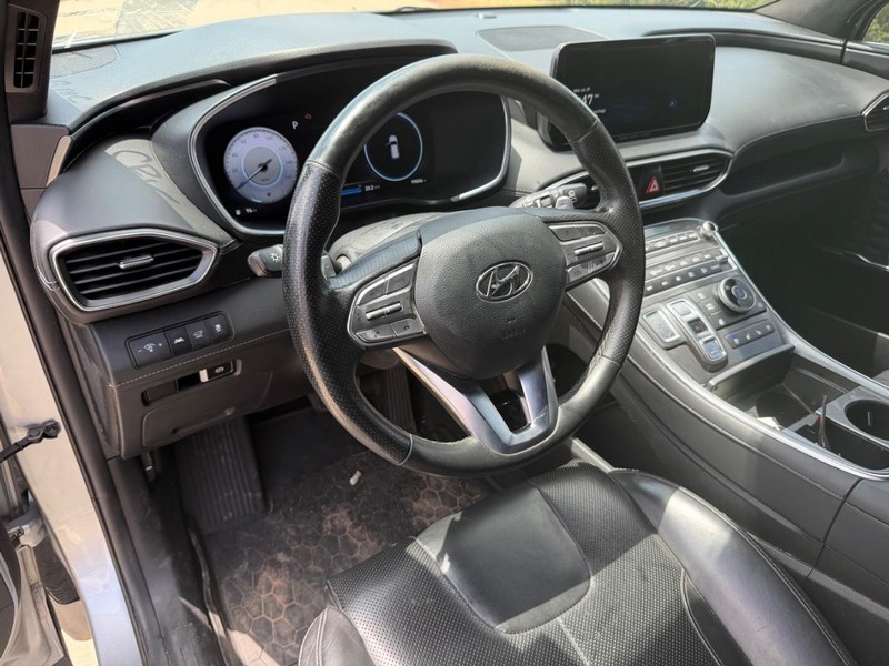 Hyundai Santa Fe Vehicle Full-screen Gallery Image 11