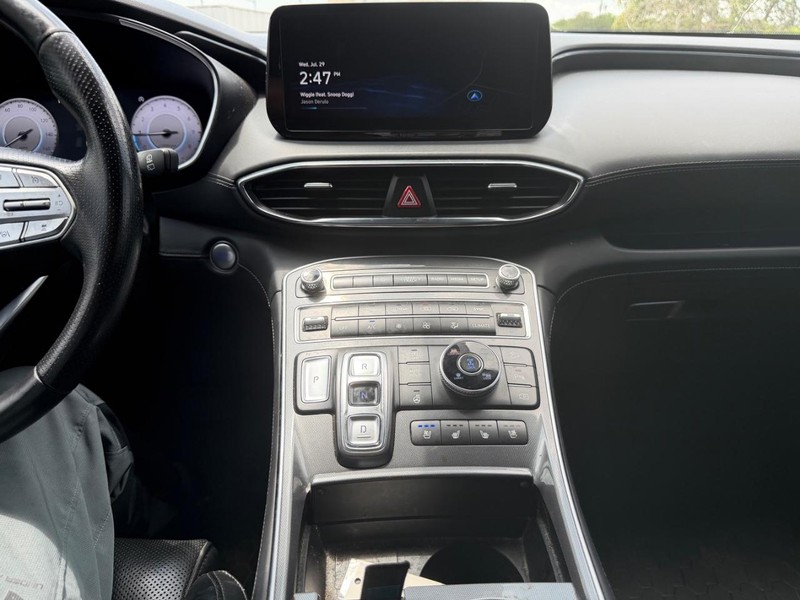 Hyundai Santa Fe Vehicle Full-screen Gallery Image 14
