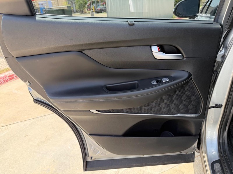 Hyundai Santa Fe Vehicle Full-screen Gallery Image 16