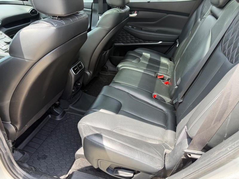 Hyundai Santa Fe Vehicle Full-screen Gallery Image 17