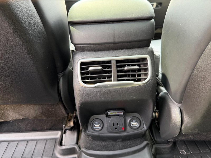Hyundai Santa Fe Vehicle Full-screen Gallery Image 19