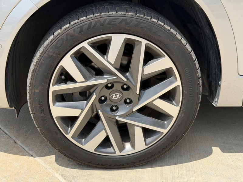 Hyundai Santa Fe Vehicle Full-screen Gallery Image 23