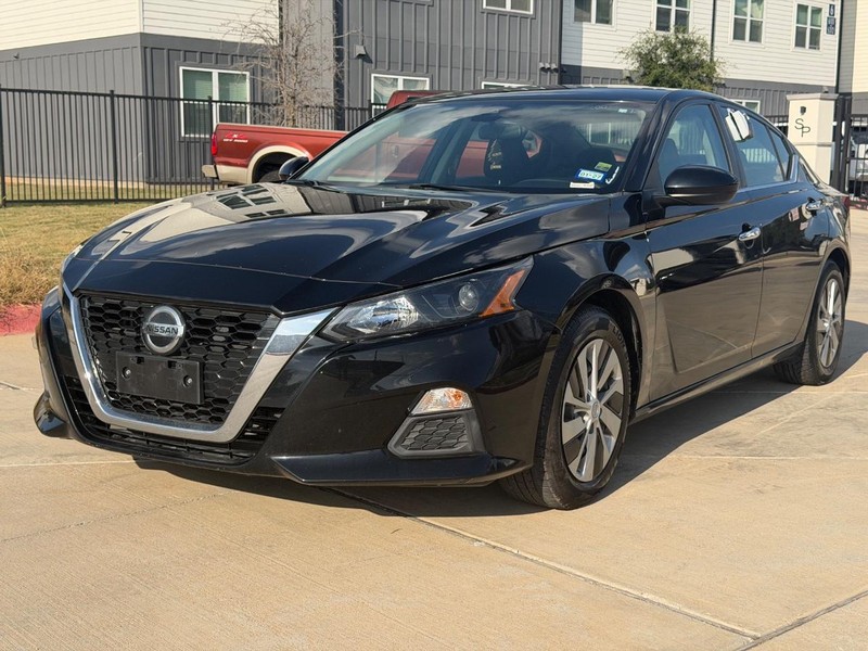 Nissan Altima Vehicle Full-screen Gallery Image 02