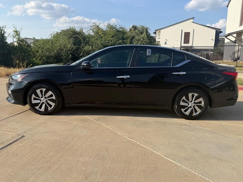 Nissan Altima Vehicle Full-screen Gallery Image 03