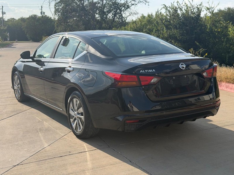 Nissan Altima Vehicle Full-screen Gallery Image 04