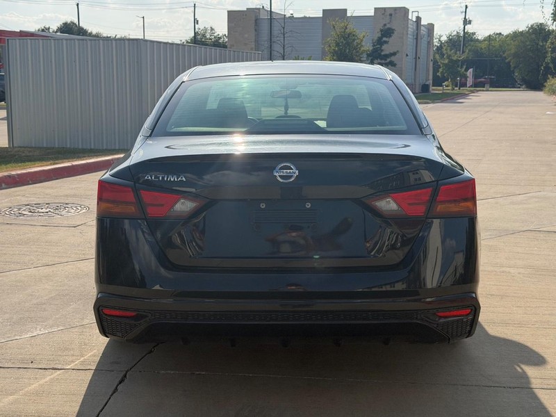 Nissan Altima Vehicle Full-screen Gallery Image 05
