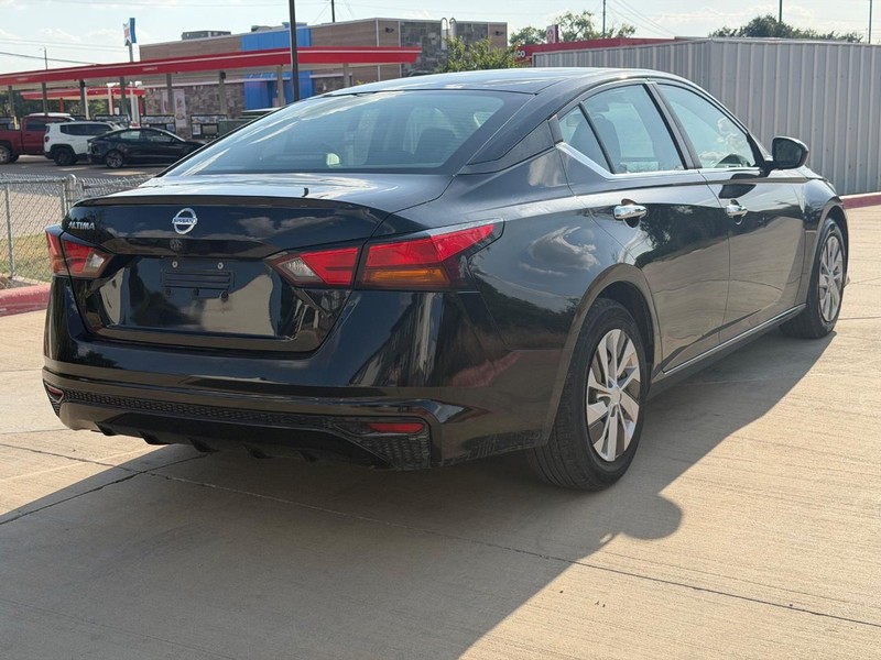 Nissan Altima Vehicle Full-screen Gallery Image 06