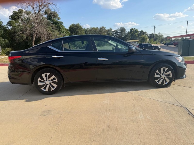Nissan Altima Vehicle Full-screen Gallery Image 07