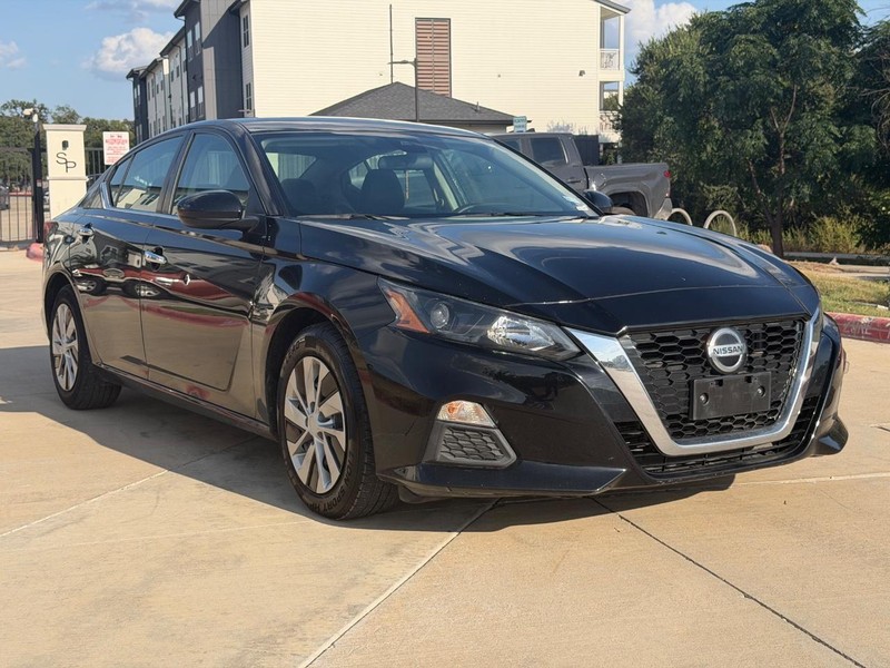Nissan Altima Vehicle Full-screen Gallery Image 08