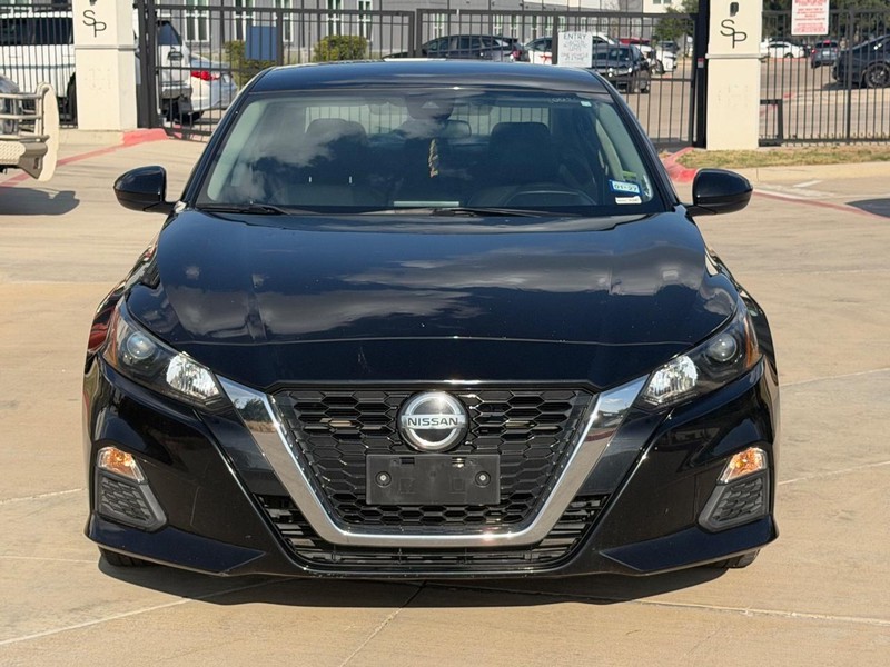 Nissan Altima Vehicle Full-screen Gallery Image 09