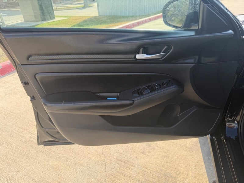 Nissan Altima Vehicle Full-screen Gallery Image 10